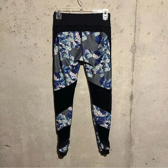 CALIA by Carrie Underwood Size Small Essential Geo Printed Tulip Hem Legging - Picture 7 of 12